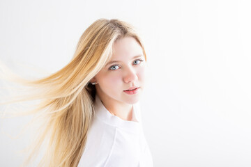 Fototapeta premium ロングヘアをなびかせる外国人女性 blonde woman