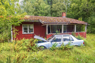 Abandoned house with a car wreck in the garden © Lars Johansson