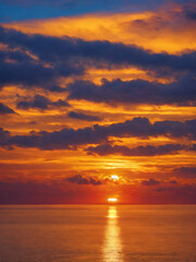 Fototapeta premium Capture the golden hour with vibrant colors in the sky.