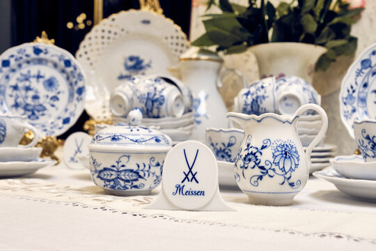 Porcelain with onion pattern in beautiful white and blue shades is loved by many housewives. They are selected, and many porcelain manufacturers even make an additional postscript to the brand "Onion 