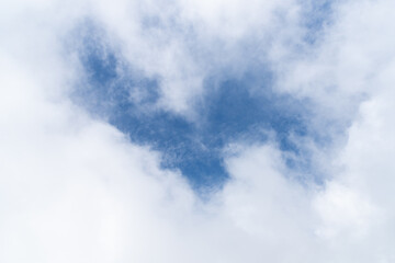 見上げると綺麗な青空