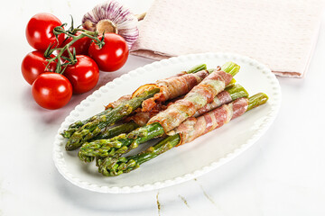 Grilled asparagus with bacon