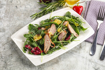 Salad with roasted duck and orange