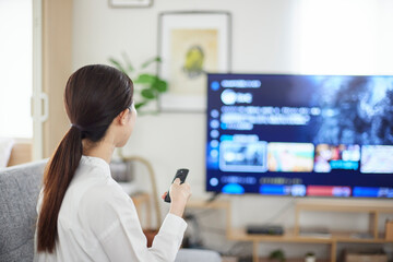 リビングにて動画配信サービスを楽しむ日本人女性
