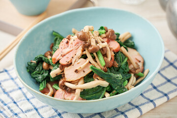 しめじとほうれん草とベーコンのソテー