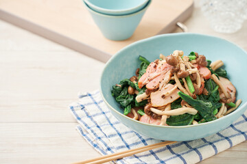 しめじとほうれん草とベーコンのソテー