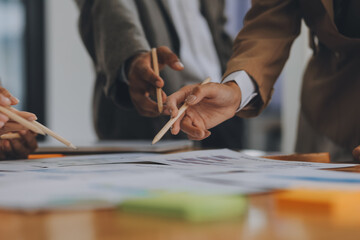 Obraz premium Business professionals. Group of young confident business people analyzing data using computer while spending time in the office