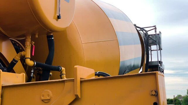 Bettoniera all'azione in cantiere edile