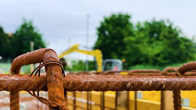 Escavatore idraulico esegue laavori di scavo in cantiere edile