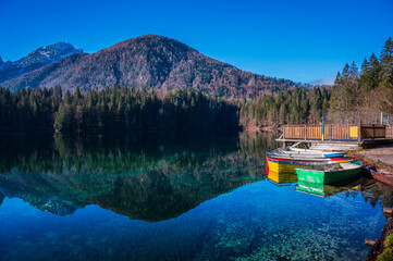 Obraz premium Morning in the Fusine lakes valley. Autumn reflections.