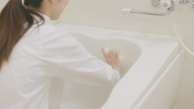 お風呂を掃除する主婦の女性の手元