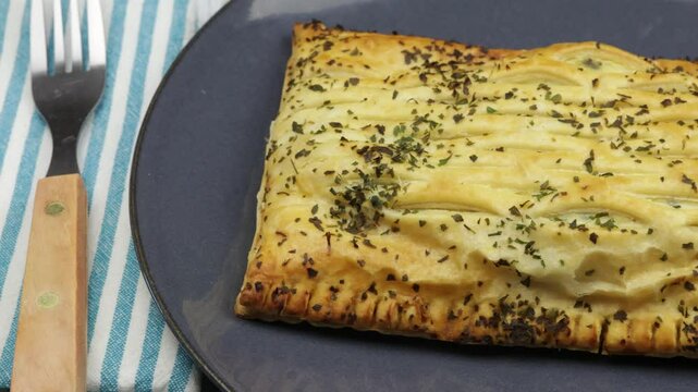 feuillantine comtoise, en gros plan, dans une assiette