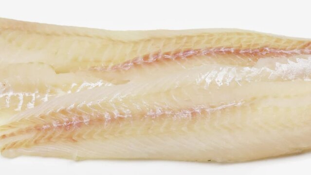 filet de colin isol&eacute; sur un fond blanc