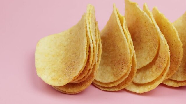tuiles sal&eacute;es pour l'ap&eacute;ritif, isol&eacute;es sur un fond rose