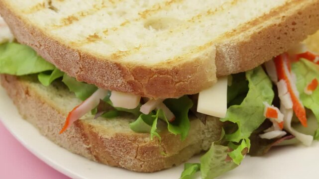 sandwich au surimi et crudit&eacute;s et chips, gros plan, dans une assiette