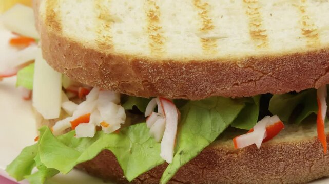sandwich au surimi et crudit&eacute;s et chips, gros plan, dans une assiette