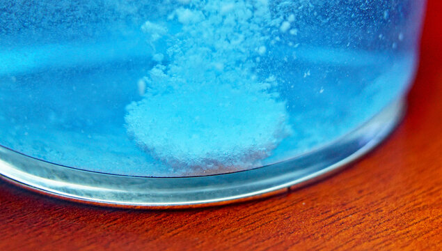 Pastilla efervescente en un vaso de agua
