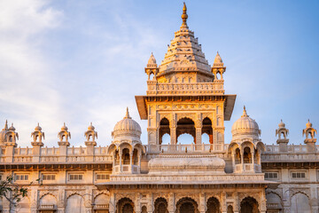 Fototapeta premium Front entrance of famous landmark Jaswant thada cenotaph with amazing rajput architecture and stunning view of Jodhpur