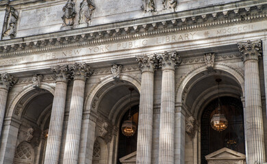 Obraz premium Front entrance of the New York Public Library with sun lights