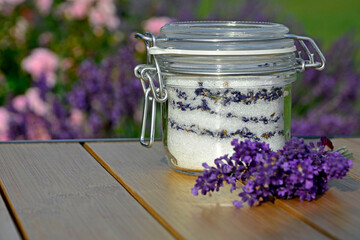 cukier lawendowy w słoiku i lawenda na stole, cukier aromatyzowany lawendą, sukier z lawendą w słoiku typu weck, sugar with lavender in a jar on the table, lavender sugar, Lavandula  © kateej