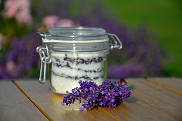 cukier lawendowy w słoiku i lawenda na stole, cukier aromatyzowany lawendą, cukier z lawendą w słoiku typu weck, sugar with lavender in a jar on the table, lavender sugar, Lavandula  © kateej