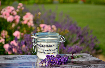 cukier lawendowy w słoiku i lawenda na stole, cukier aromatyzowany lawendą, sukier z lawendą w słoiku typu weck, sugar with lavender in a jar on the table, lavender sugar, Lavandula  © kateej