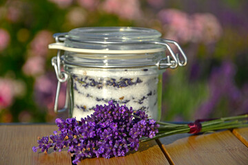 cukier lawendowy w słoiku i lawenda na stole, cukier aromatyzowany lawendą, cukier z lawendą w słoiku typu weck, sugar with lavender in a jar on the table, lavender sugar, Lavandula	