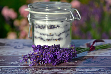 cukier lawendowy w słoiku i lawenda na stole, cukier aromatyzowany lawendą, sukier z lawendą w słoiku typu weck, sugar with lavender in a jar on the table, lavender sugar, Lavandula  © kateej