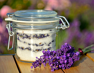 cukier lawendowy w słoiku i lawenda na stole, cukier aromatyzowany lawendą, sukier z lawendą w słoiku typu weck, sugar with lavender in a jar on the table, lavender sugar, Lavandula © kateej