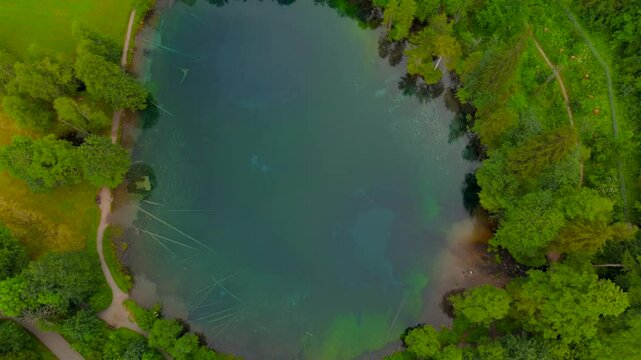 Der Christlessee in Oberstdorf, beim Weiler Gottenried, im bayerischen Landkreis Oberallgau in Deutschland Luftaufnahme. Crystal clear Lake Christlessee in mountains of Alps aerial view in summer. 