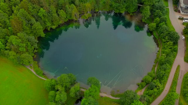 Der Christlessee in Oberstdorf, beim Weiler Gottenried, im bayerischen Landkreis Oberallgau in Deutschland Luftaufnahme. Crystal clear Lake Christlessee in mountains of Alps aerial view in summer. 