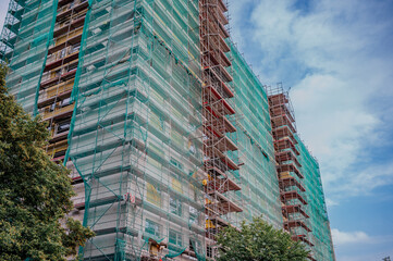 Remont starego wysokiego budynku © rozentuzjazmowany