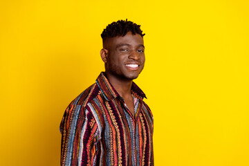 Obraz premium Photo of nice young man beaming smile empty space wear shirt isolated on yellow color background