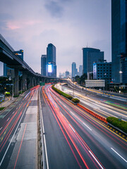 Obraz premium Jakarta, a metropolitan city full of all existing community activities. one of them is enjoying the beauty of the city of jakarta in the afternoon while watching vehicles passing by on the toll road.
