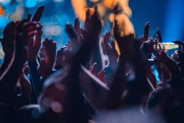 Dłonie ludzi bawiących się na imprezie © rozentuzjazmowany