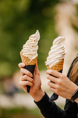 Lody trzymane w dłoniach
