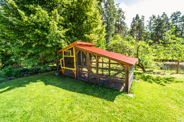 Hühnerhaus fotografiert mit Weitwinkelobjektiv