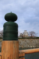 Obraz premium 世界遺産：姫路城の天守閣と桜門橋の擬宝珠