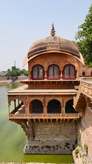 Obraz premium View of Bhadon Pavilion on the edge of Gopal Sagar, Deeg Palace, Deeg, Rajasthan, India.