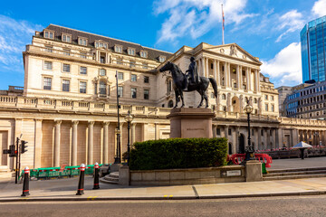 Fototapeta premium Statue of Duke of Wellington and Bank of England in City of London, UK