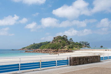 Magnifique vue sur la c&ocirc;te de granit rose &agrave; Tr&eacute;beurden - Bretagne France