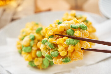 とうもろこしと枝豆のかき揚げ