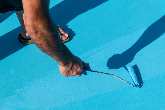 Habilidade do pintor d&aacute; vida ao piso e paredes da piscina com uma dem&atilde;o fresca