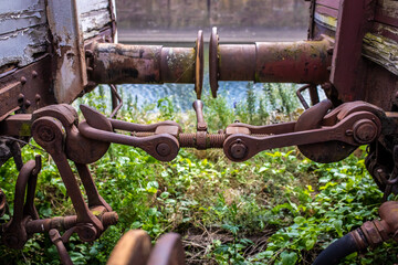 Alte Kupplung an Eisenbahnwaggons mit Puffer verrostet