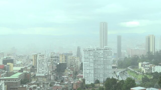 Bogot&aacute; en un d&iacute;a frio y lluvioso