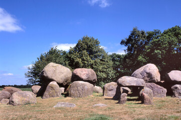 A dolmen or in Dutch a Hunebed is construction work from the new stone age.