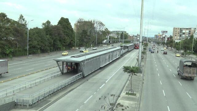 Transporte p&uacute;blico por la Av Carrera 30 en la ciudad de Bogot&aacute;