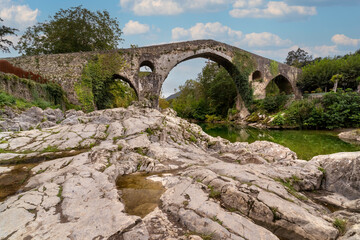 Puente medieval de Cangas de Onís,  Asturias, España