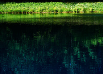 Obraz premium Dramatic lake in city park background