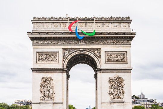 Logo des &laquo;&nbsp;agitos&nbsp;&raquo;, trois vagues qui symbolisent les jeux paralympiques, sur l&rsquo;arc de Triomphe &agrave; Paris, pour les jeux olympiques d&rsquo;&eacute;t&eacute; Paris 2024.